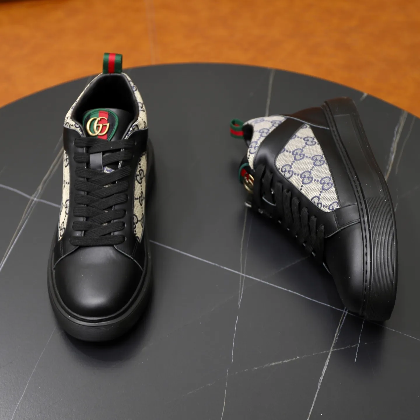 Ex-factory price: 462💰🙅‍♂️🙅‍♂️🙅‍♂️ Brand: Gucci GUCCi Standard code: 38-44 (45 customized) Grade: Same as the official website Material: Original cowhide material spliced with brand cloth Comfortable and breathable lining Lightweight and wear-resistant sports outsole Style category: Men's fashion casual shoes Running sports shoes Distinguished luxury brand elements Top luxury color: actual picture color